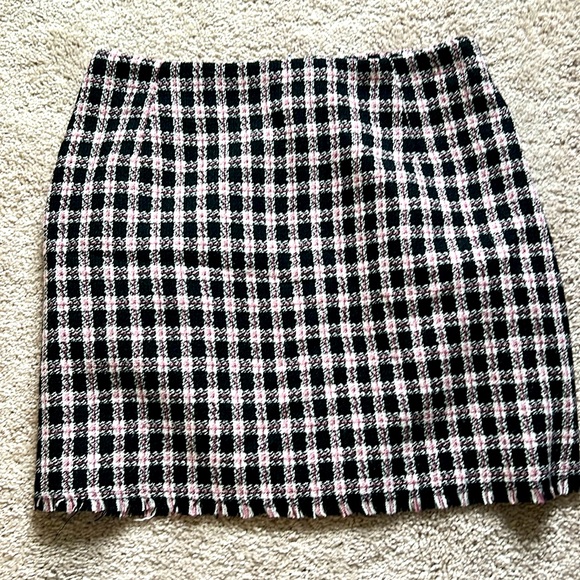 H&M Dresses & Skirts - H&M black and pink Tweed Mini Skirt